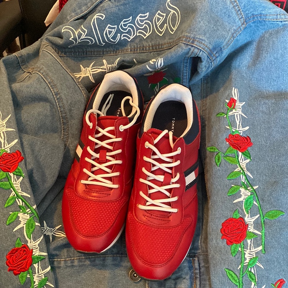 Check the halls in a beautiful pair of Tommy Hilfiger sneakers! WOW!!!